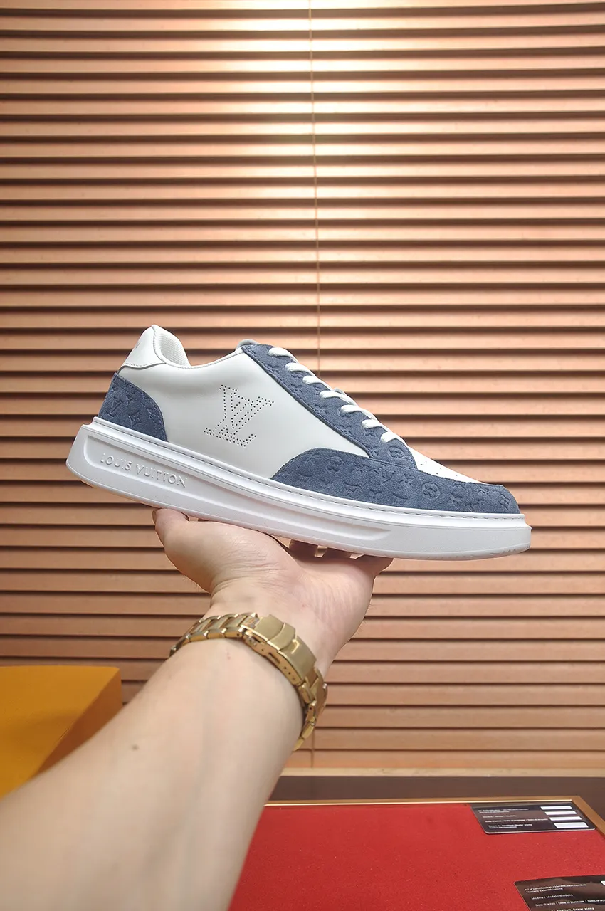 Men's men's shoes 💰640💶Original development, quality shipping, welcome to compare - LV sneaker series sports shoes introduce the loose silhouette of the ready-to-wear series into the spring and summer men's wear shows and make an eye-catching appearance. The cow leather upper is combined with rough fabric laces, and colorful beading highlights the brand's classic elements. LV letters mark the tongue and Monogram floral outsole. Mixed materials Made of top-grain cowhide, thick shoelace design, large Monogram print on the side, mesh lining and cotton feet, the comfort is as extreme as ever, premium heritage, quality first, worth owning! Size: Men’s 38-45 (45 is custom-made and cannot be returned or exchanged)